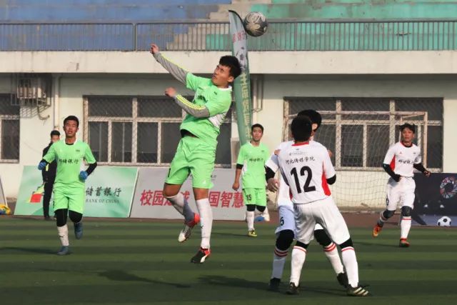 里夫斯与东契奇高尔夫对决，致敬詹姆斯的23号